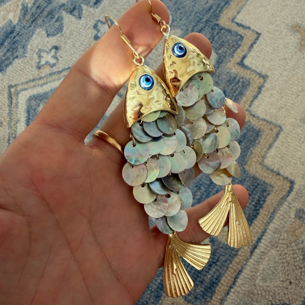 Perla Fish Goddess Gold Earrings - Picture 8 of 8